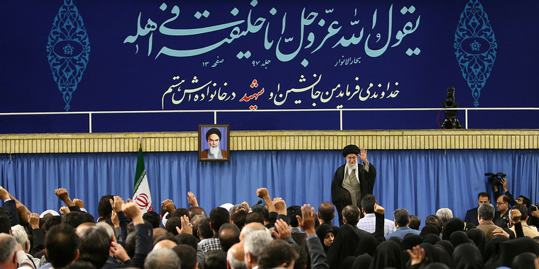 رهبر معظم انقلاب اسلامی در دیدار جمعی از خانواده‌های شهدای ۷ تیر و شهیدان مدافع حرم: